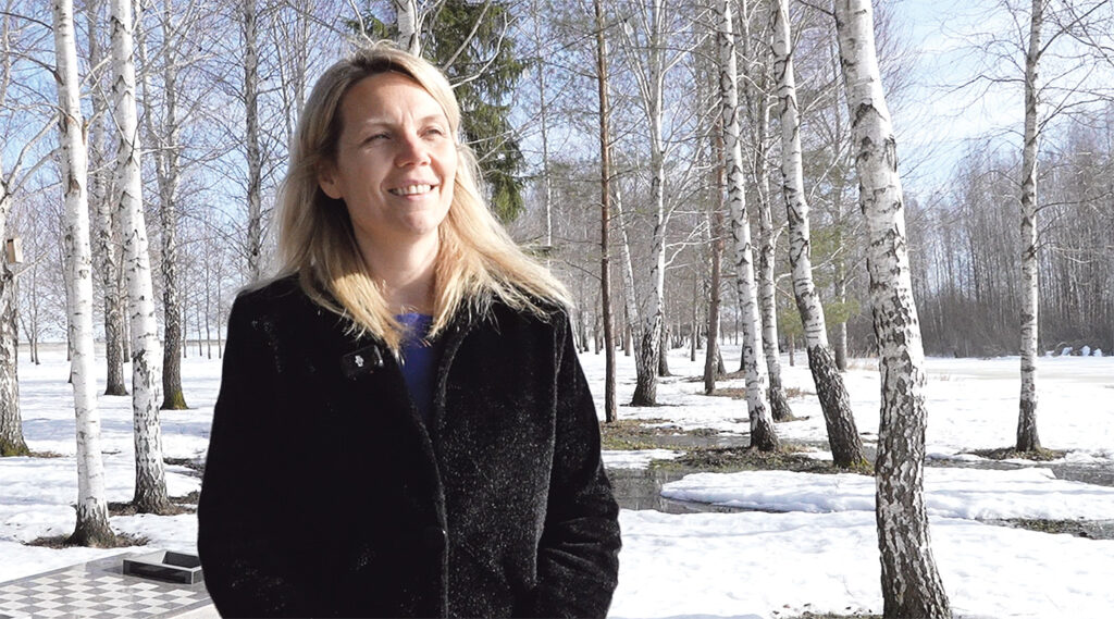 Salantų miesto seniūnė Jolanta Ažondenienė kviečia gyventojus prisidėti prie iniciatyvos ir kovo 16 d. Atgimimo ąžuolyne paukščiams iškelti inkilus. Dariaus Šypalio nuotr.