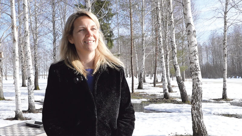 Salantų miesto seniūnė Jolanta Ažondenienė kviečia gyventojus prisidėti prie iniciatyvos ir kovo 16 d. Atgimimo ąžuolyne paukščiams iškelti inkilus. Dariaus Šypalio nuotr.